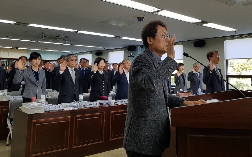 서울시의회 행정사무 감사에 출석한 조희연 교육감이 선서를 하고 있다.