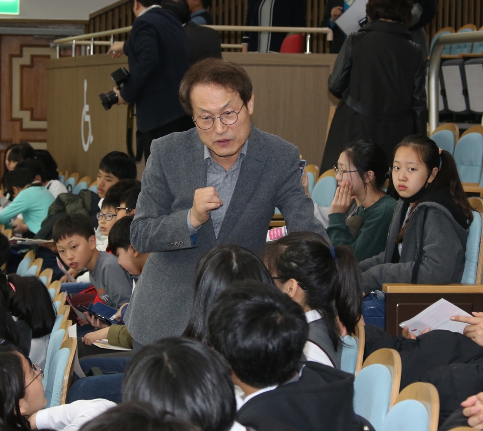 조희연 서울교육감이 서울시의회를 찾은 중학생들에게 의회 민주주의에 대해 설명하고 있다.