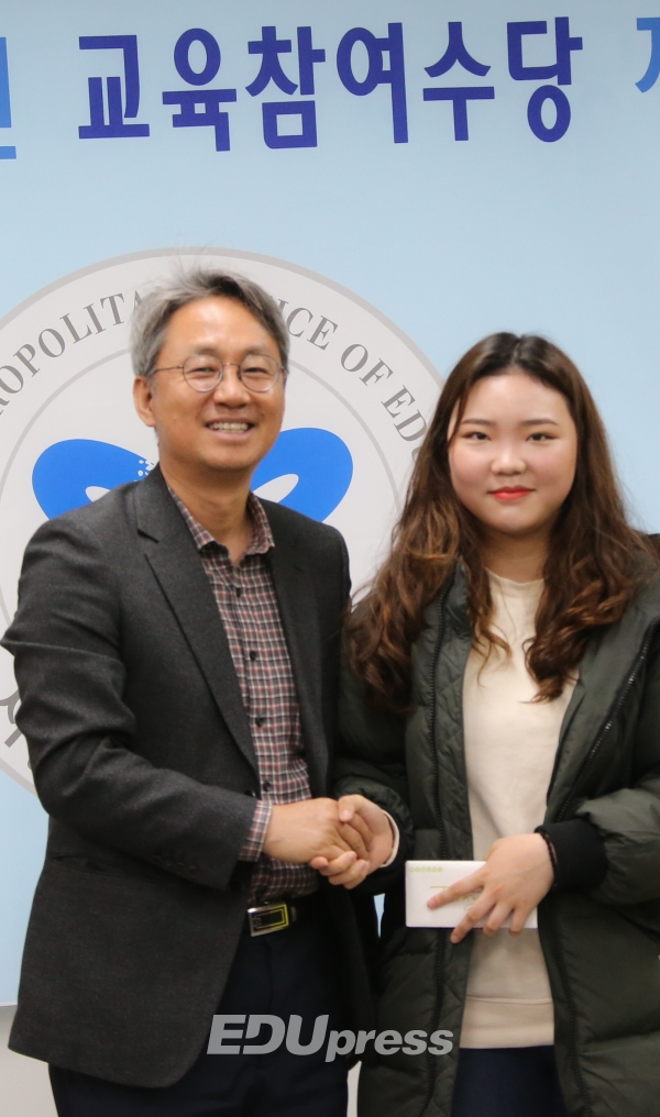 김현철 서울시교육청 대변인(왼쪽)이 전화친절우수부서로 받은 상금을 학교밖 청소년도움센터에 기부한 뒤 기념촬영을 하고 있다.