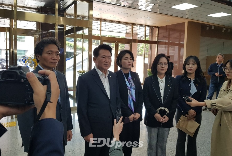 30일 인헌고 사태와 관련, 서울시교육청은 항의 방문한 자유한국당 의원들이 기자들의 질문에 답변하고 있다.