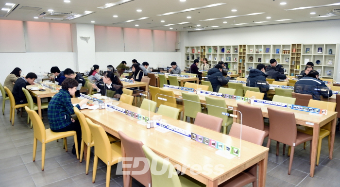 서울시교육청은 개학 후 학교급식을 교실급식, 식당급식 등 여건에 맞게 운영하도록 했다. 사진은 경기도청 구내식당에 설치된 칸막이.