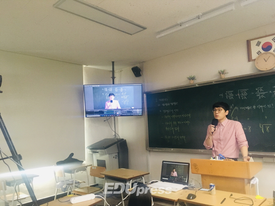 원격교육 시범학교로 운영되는 광주 서강고등학교에서 한 교사가 온라인 수업을 하고 있다.
