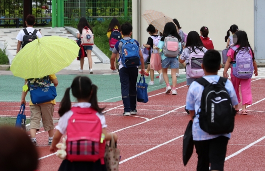 하교하는 대전가양초등학교 학생들 (사진출처=연합뉴스)
