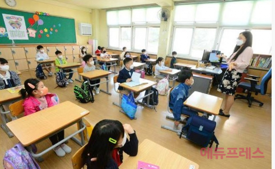 전교조 서울지부가 시내 초등학교 교사 320명을 대상으로 새학년 업무 부담을 설문조사한 결과 혹사 수준의 부담을 떠안고 있는 것으로 나타났다.