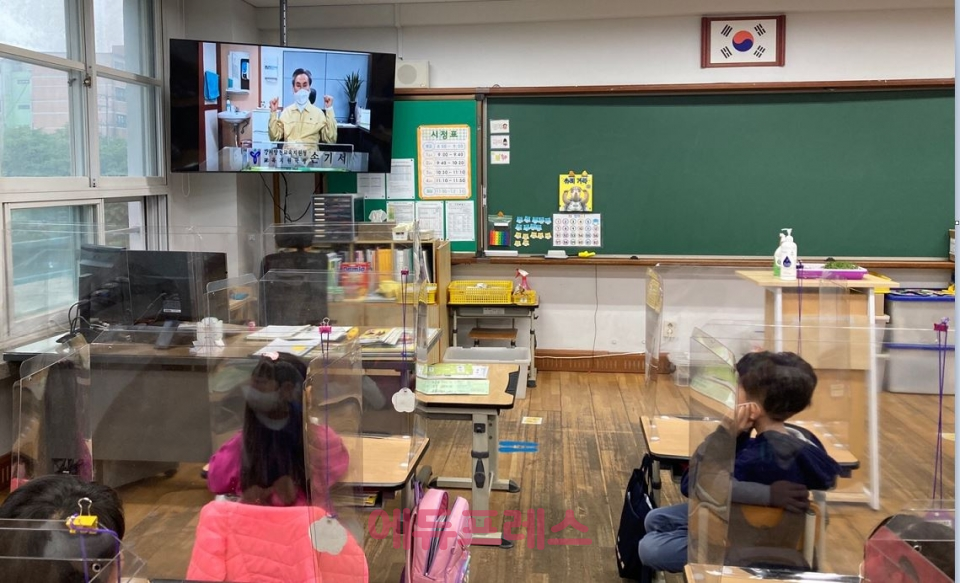 손기서 서울강서양천교육지원청 교육지원국장이 양목초 어린이날 행사를 축하하는 동영상 메시지를 전달하고 있다.