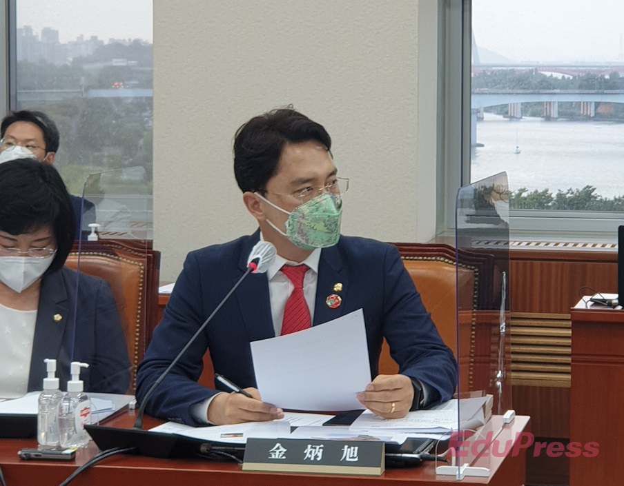 김병욱 국민의힘 의원이 조국 전 법무부장관의 5600만원 급여와 관련, 부당성을 지적하고 있다.