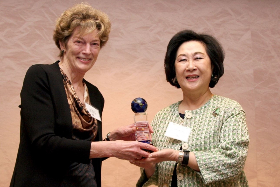 이화여대 김은미 총장(오른쪽)이 여성교육에 기여한 공로를 인정받아 수상하고 있다.