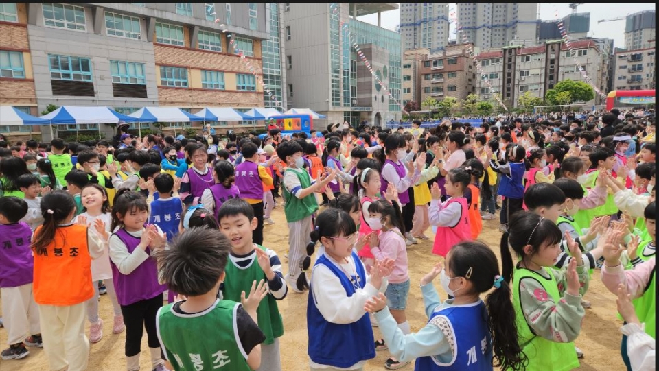 서울 개봉초 명랑운동회 모습. 아이들이 즐겁게 뛰노는 모습에 학부모들도 모처럼 반가운 하루를 보냈다.