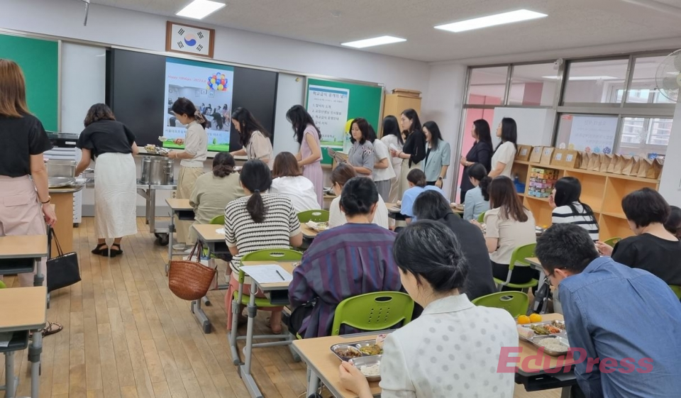 서울 대모초 학부모들이 학교 급식 공개의 날을 맞아 자녀들이 먹는 급식을 시식하고 있다.