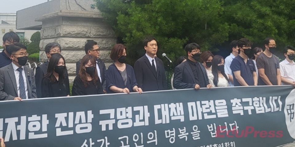 서울 서이초 초등교사 사망 사건과 관련, 정성국 교총 회장이 서울시교육청 앞에서 기자회견을 하고 있다.