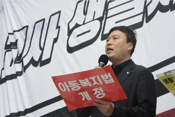 정성국 교총회장이 12일 서울 종각역과 을지로 일대에서 열린 교사집회에서 발언하고 있다.