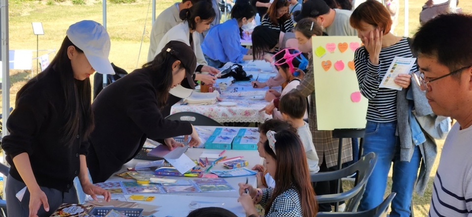 흥덕쿵 미호강 축제에 참여한 K-EDU교원연합 충북지부 회원들이 손편지 쓰기 행사를 진행하고 있다.