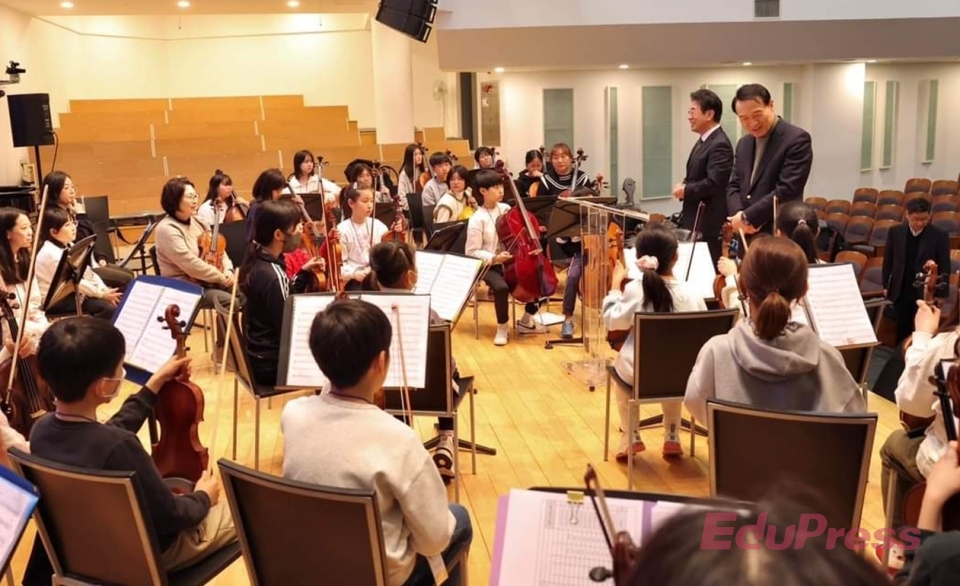 임태희 경기교육감이 경기공유학교에서 연습중인 학생 오케스트라를 격려하고 있다.